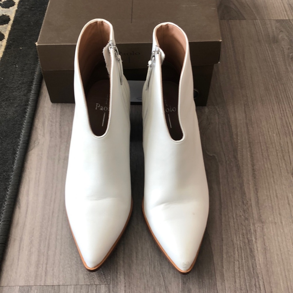White Cowboy inspired booties - pointed toe - like new